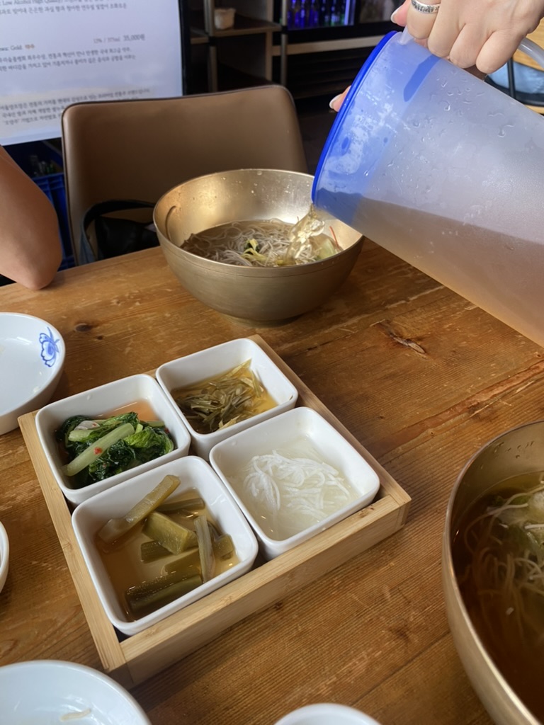 추가로 받은 육수와 반찬