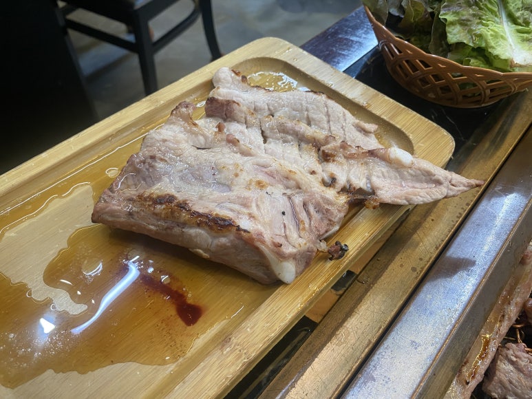 두 번째 식사에서 초벌해 나온 돼지 생갈비