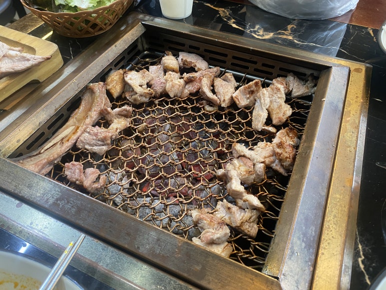 불판에서 익혀 먹은 돼지 생갈비