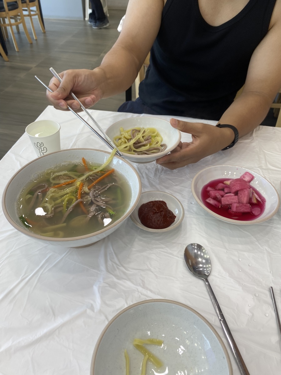 칼국수와 반찬이 놓인 식탁