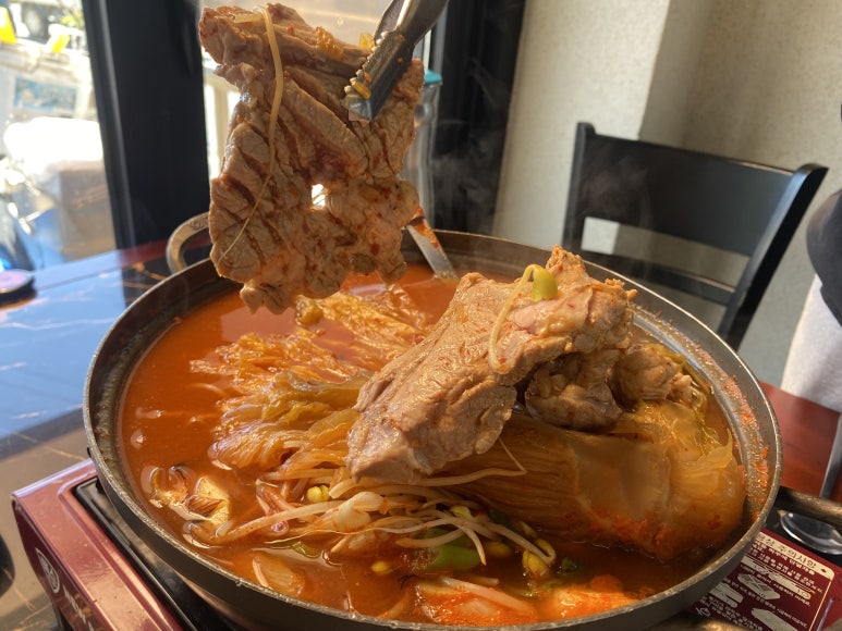 김치전골에 넉넉하게 들어 있는 돼지갈비