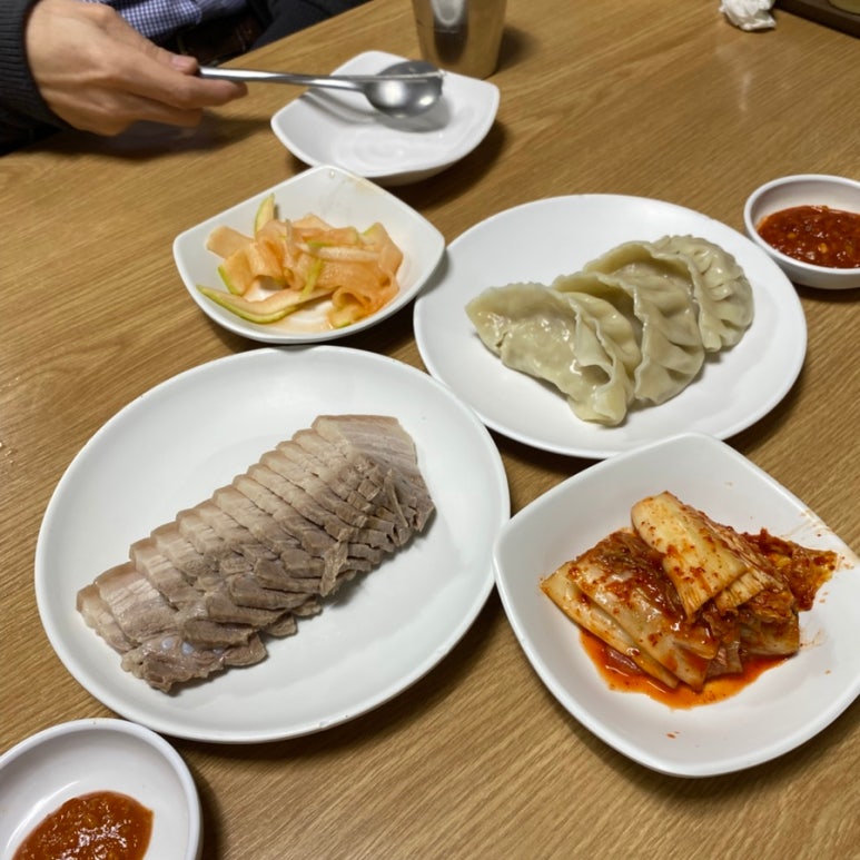 첫 방문 때 주문한 제육과 만두