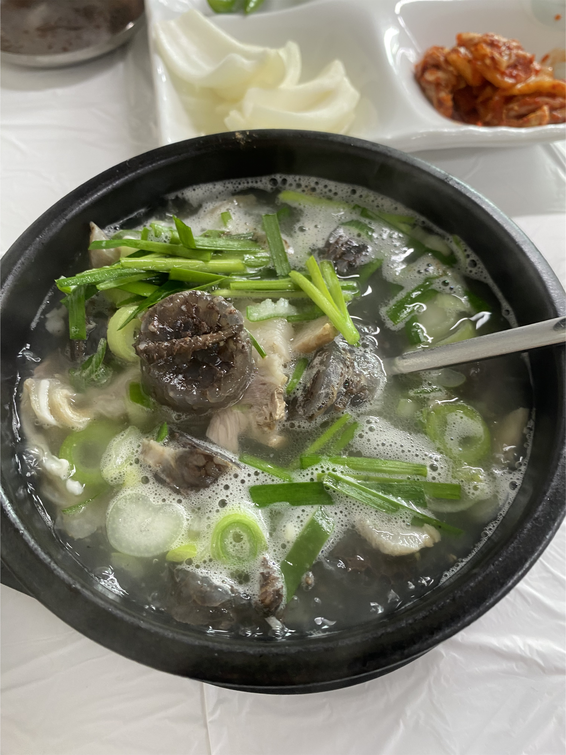 국밥 속 순대와 고기