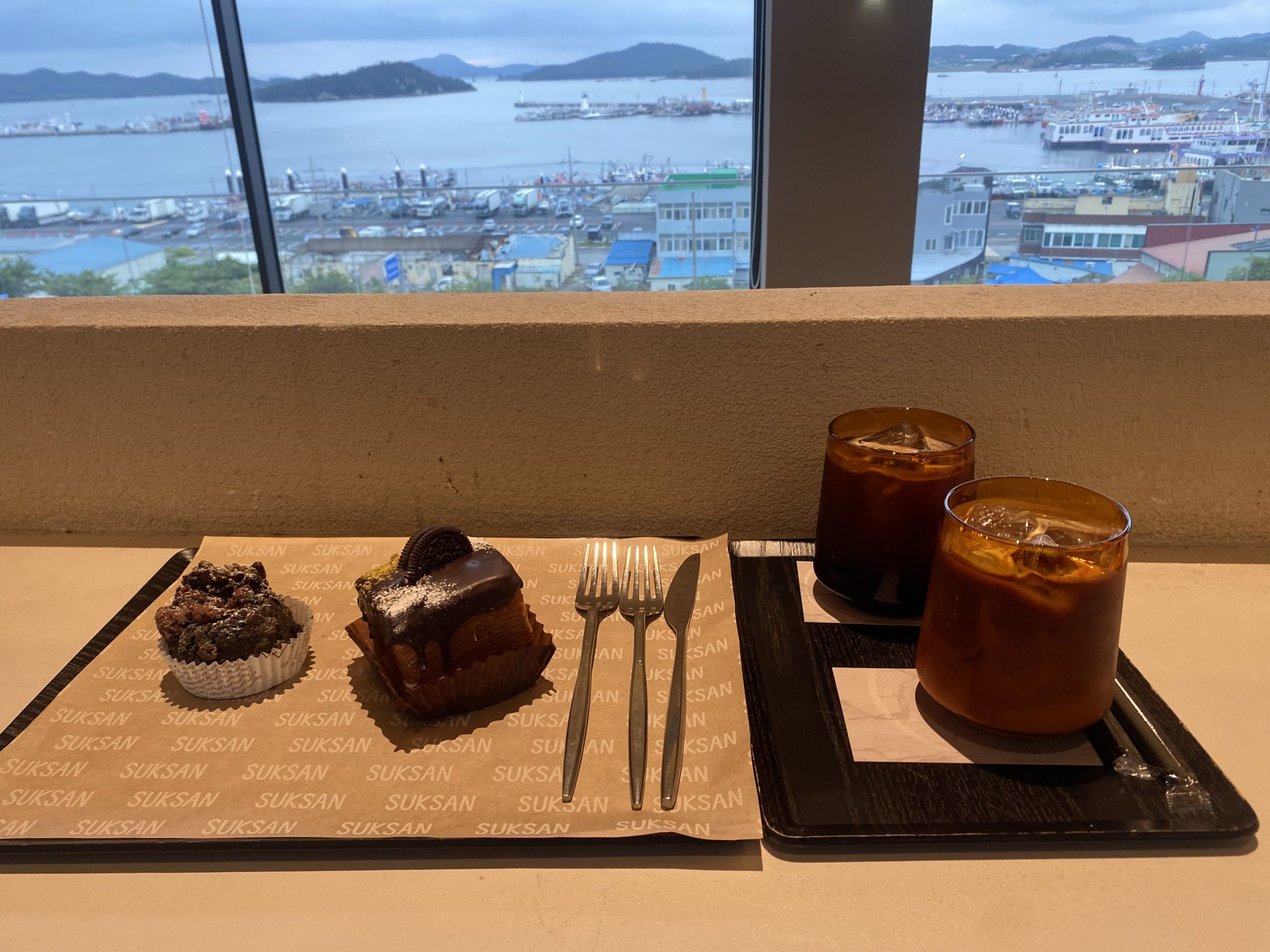 항구를 바라보는 창가의 음료와 빵