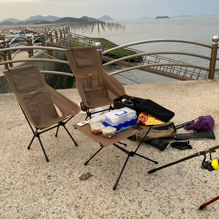 선셋체어 re와 사바나체어를 나란히 둔 모습