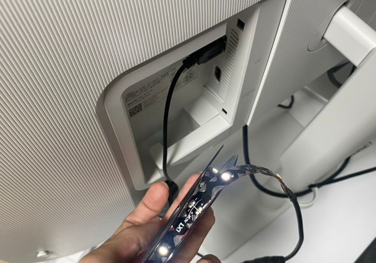 모니터 뒤 USB 연결 위치를 정한 설치 과정