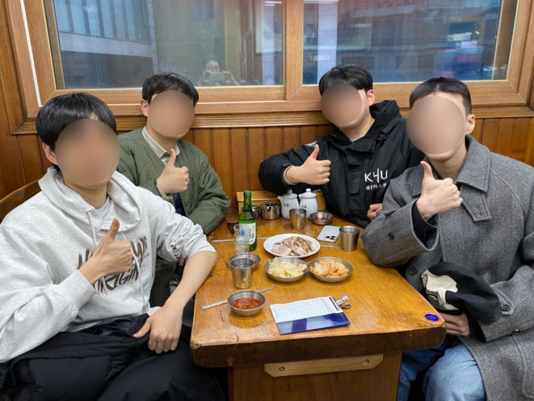 후배와 함께 남긴 기념사진