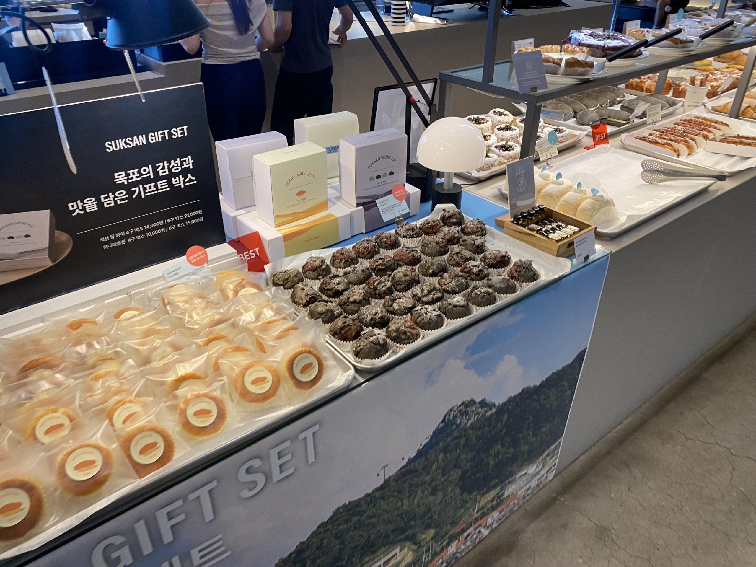 선물 상자와 돌 모양 구움과자 진열
