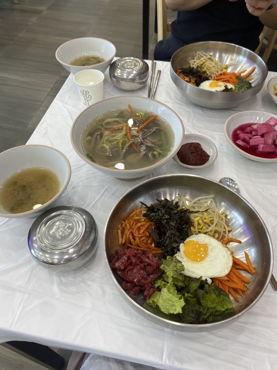 육회비빔밥 두 그릇