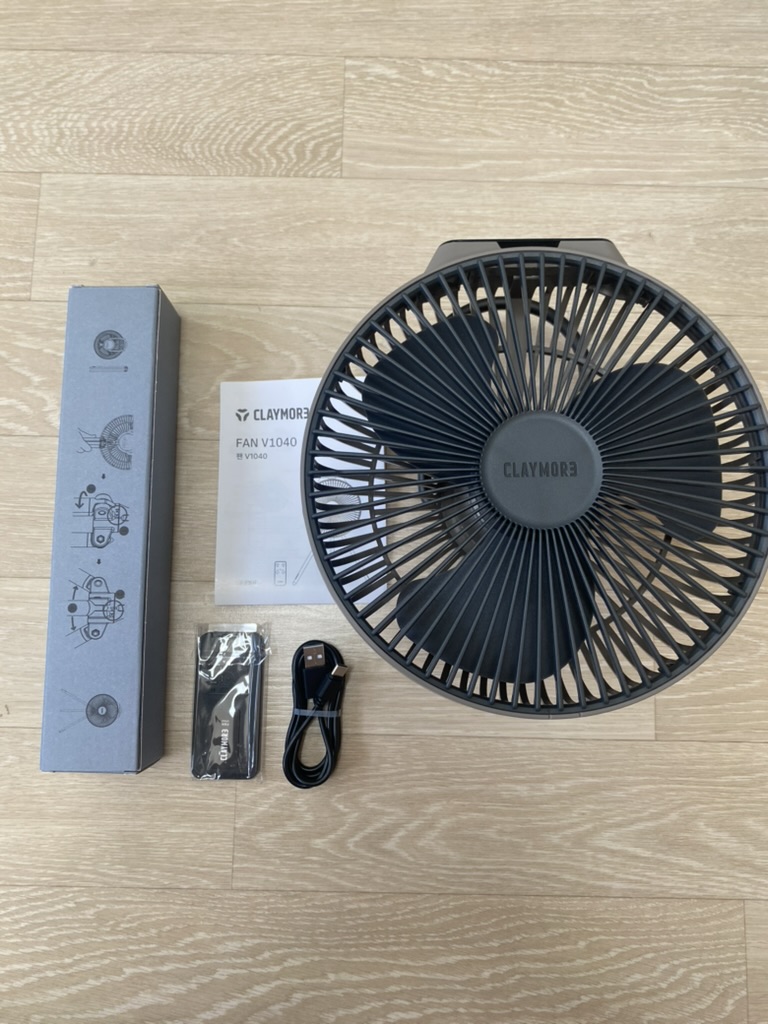 V1040 본체·삼각대·리모컨·충전 케이블 등 기본 구성