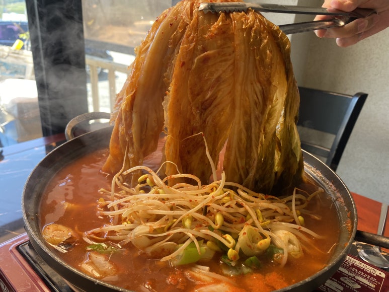 집게로 들어 올린 큼직한 김치