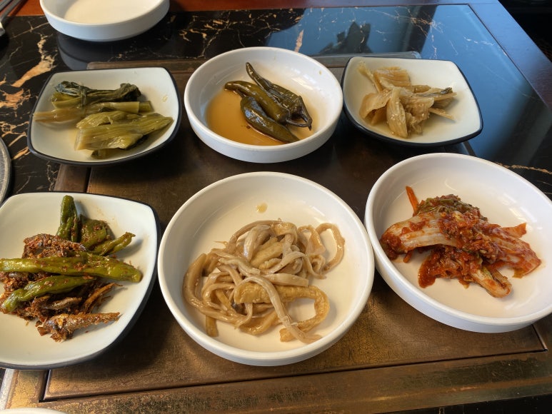 김치전골과 함께 나온 여섯 가지 기본 반찬