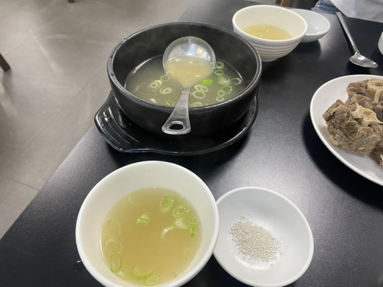 꼬리수육과 함께 나온 뚝배기 곰탕