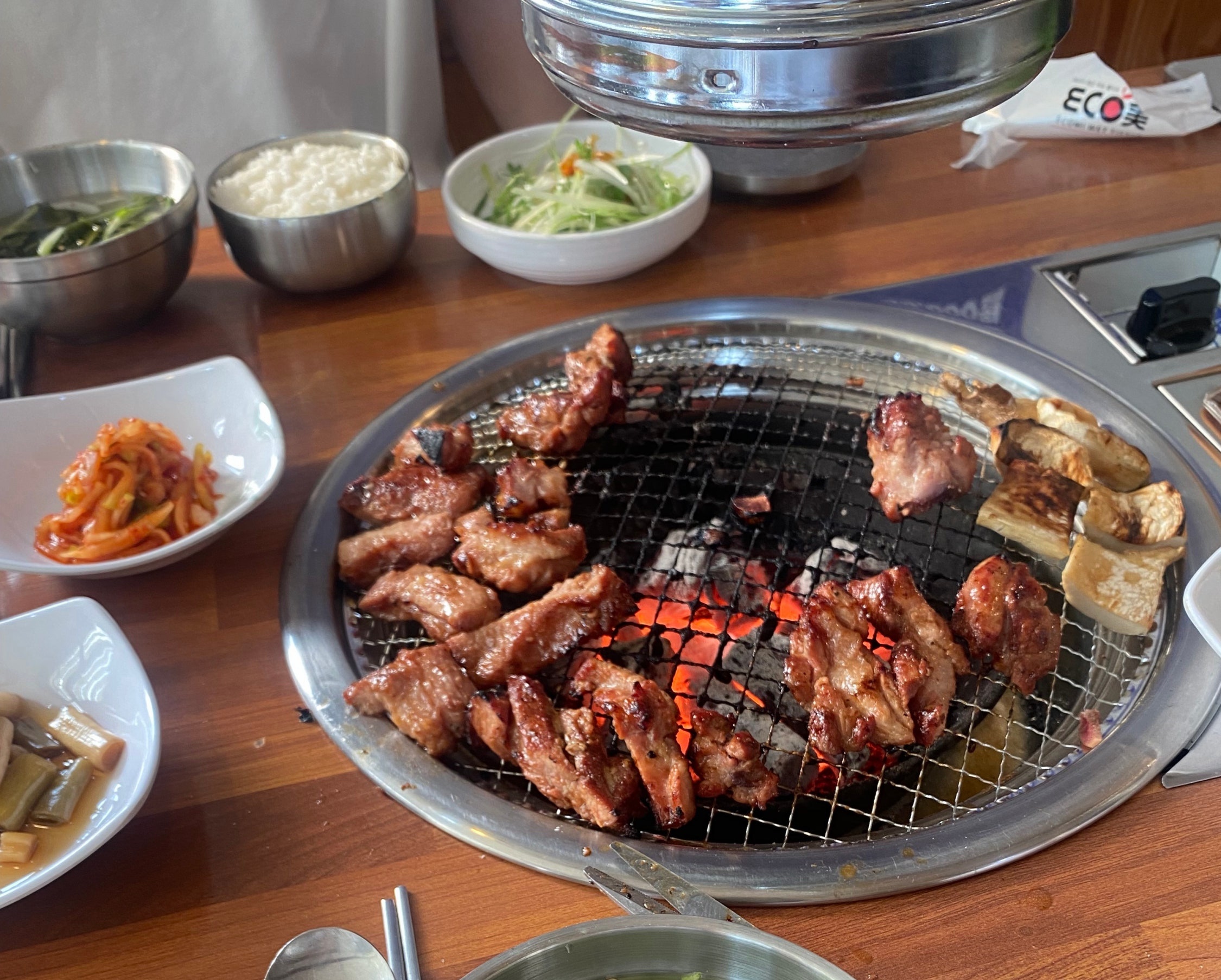 숯불 위에서 익어가는 고기와 버섯.