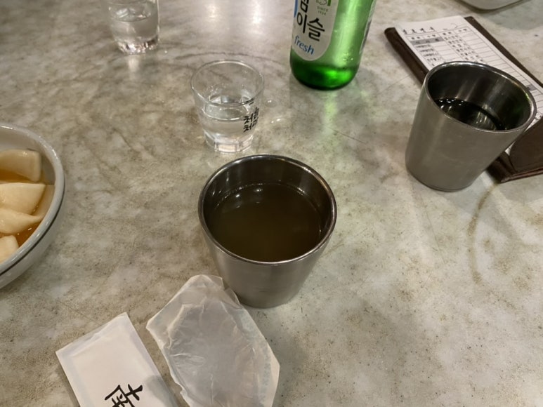 남포면옥에서 제공한 따뜻한 컵육수