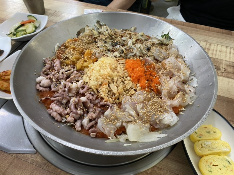 해산물과 채소가 담긴 신안맛집 물회