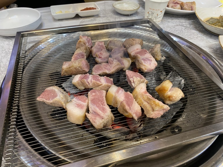 두툼하게 잘린 목살과 드러난 단면.