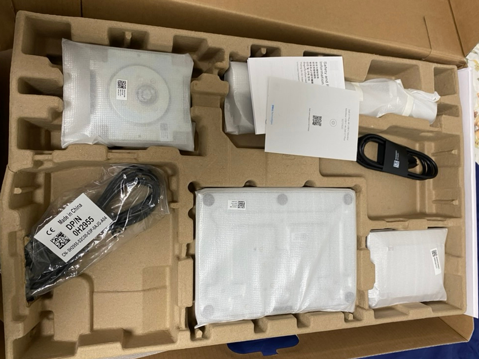 상자 안의 스탠드와 전원선·USB-C 케이블