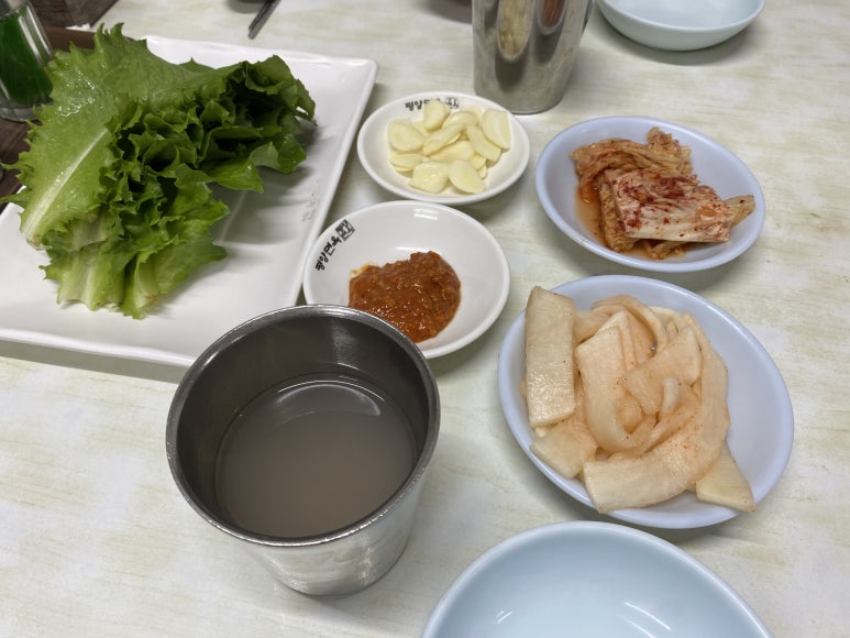 평양면옥 밑반찬과 면수