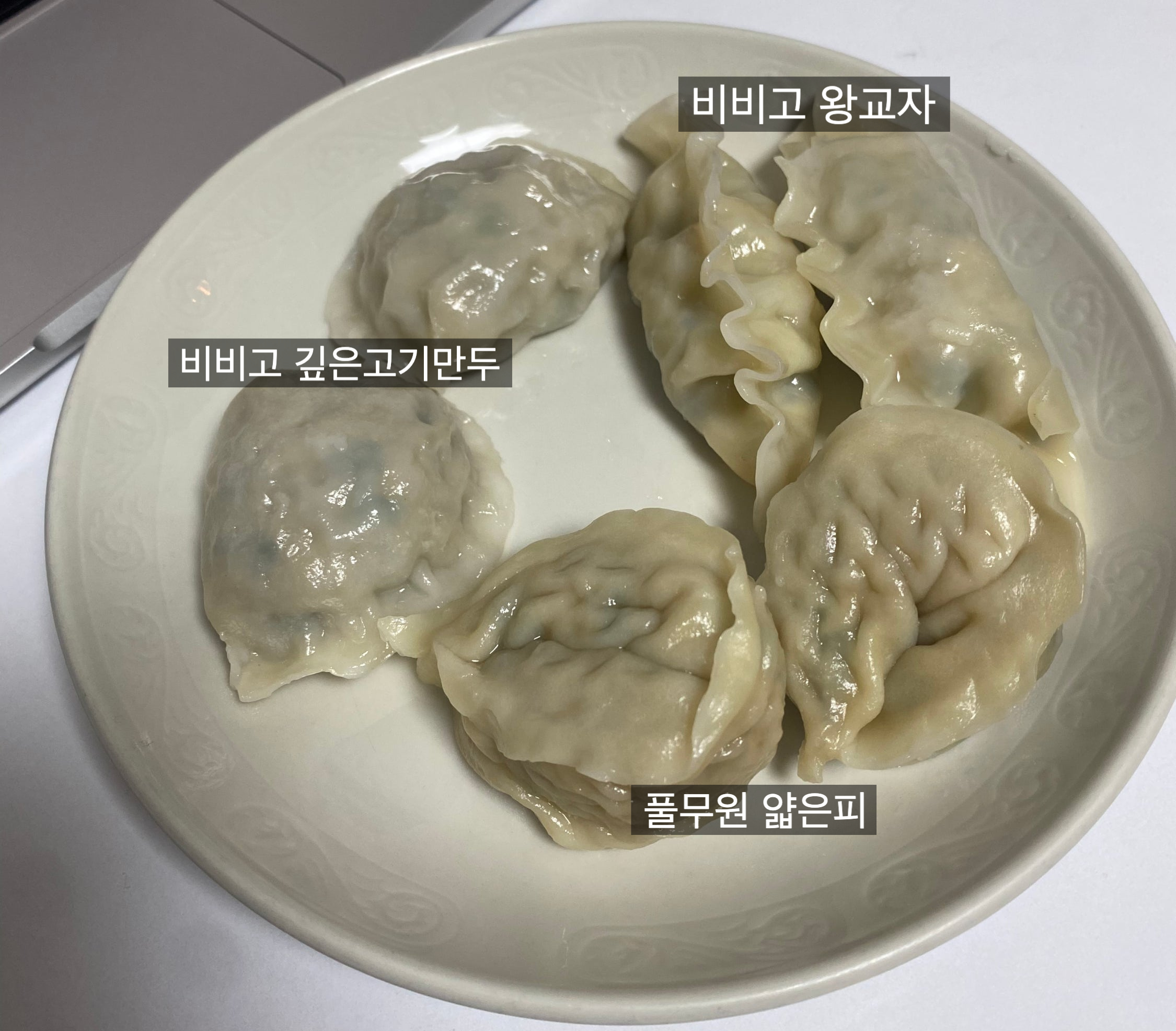 찜기에서 꺼내 열을 식히는 만두 세 종류