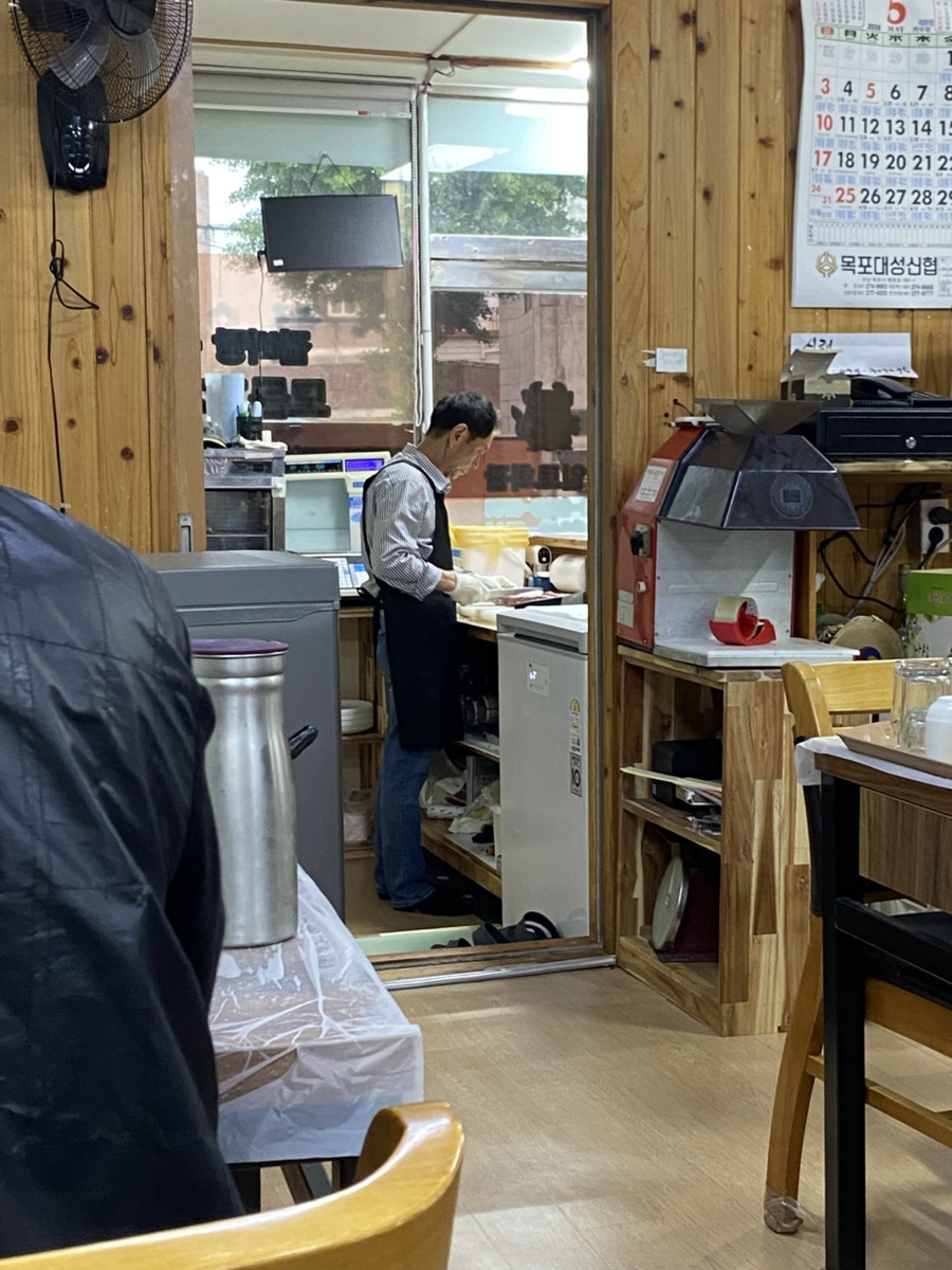 고기를 써는 모습