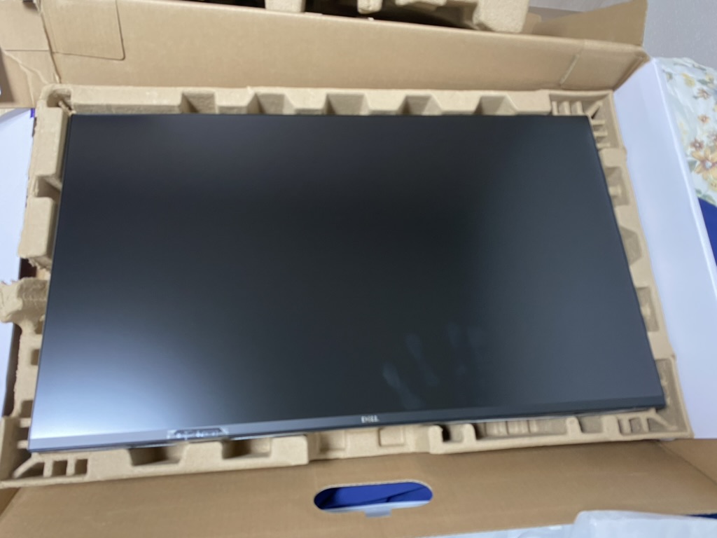 포장을 벗긴 S2725QC 화면