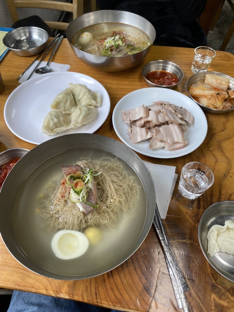 앞에 물냉면, 뒤에 온면이 놓인 식탁
