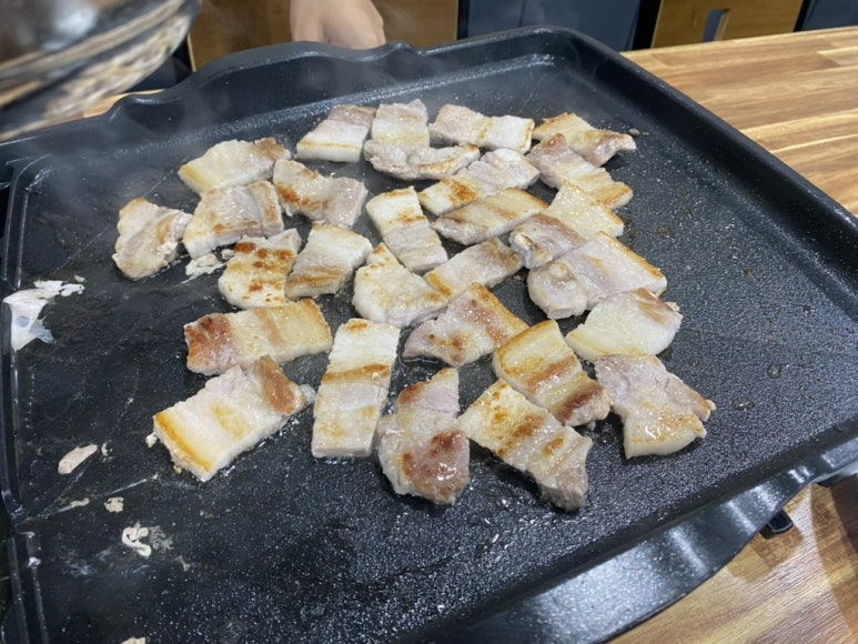 불판에서 굽는 삼겹살