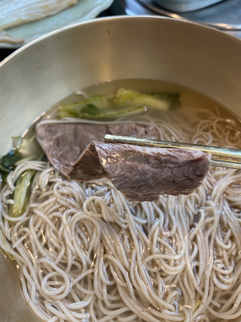 냉면 위에 올라간 고기 고명
