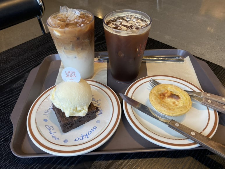 주문한 커피와 디저트