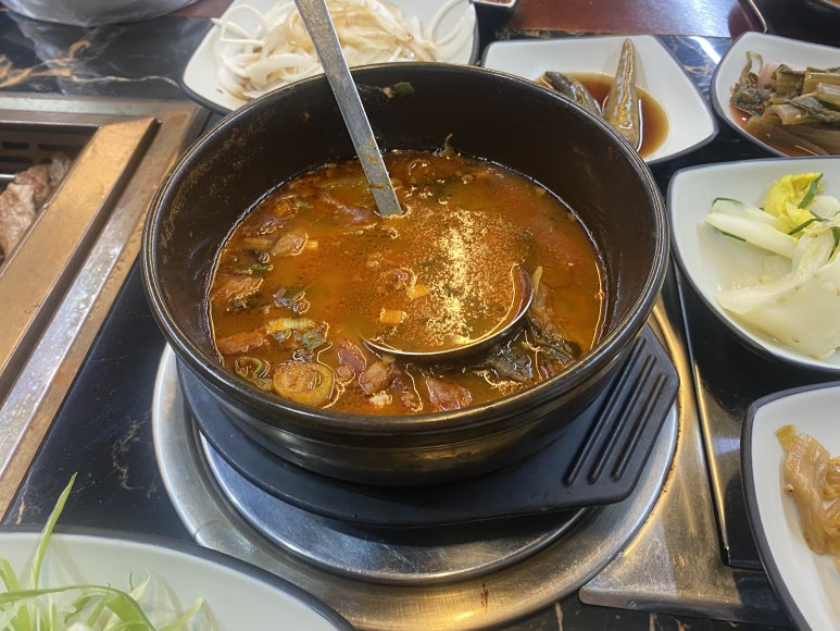 고기와 함께 무료로 나온 작은 국