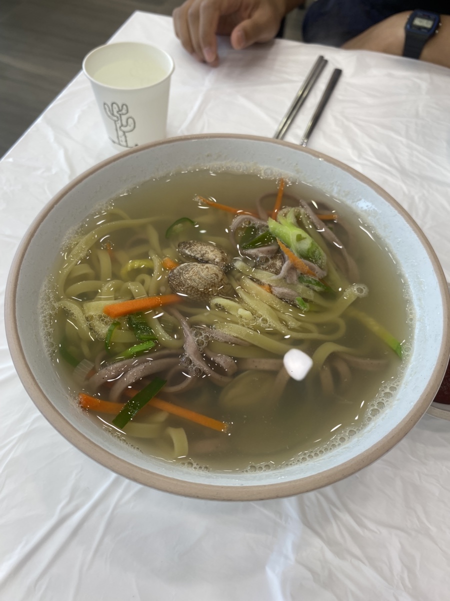 바지락칼국수 한 그릇