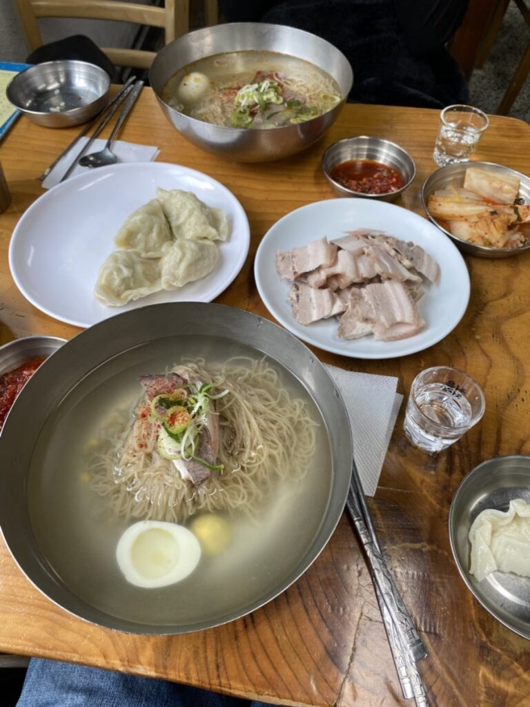 앞에 물냉면, 뒤에 온면이 놓인 식탁
