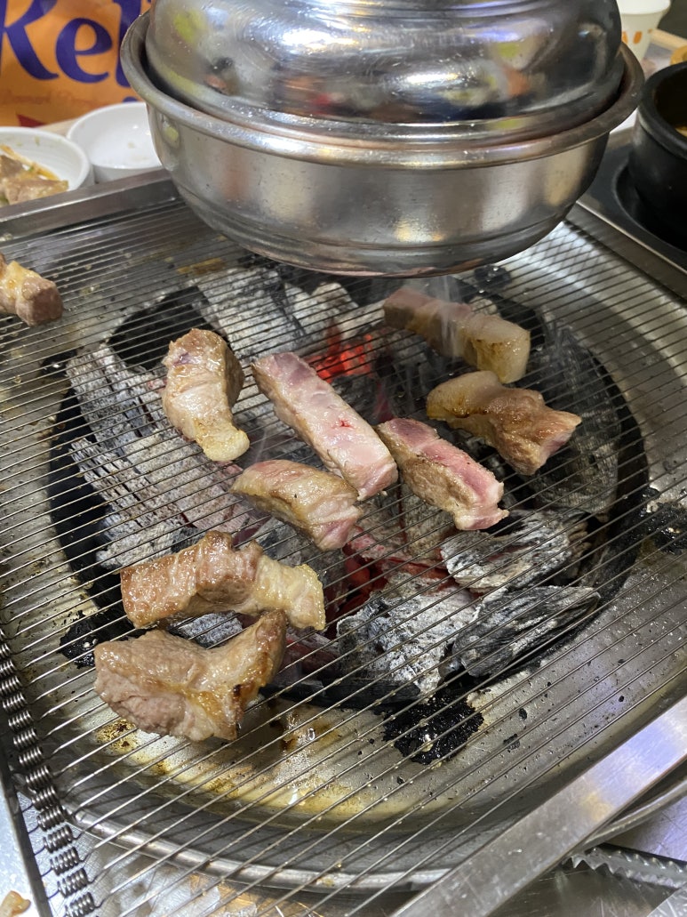 숯불 석쇠 위에서 굽는 목살.