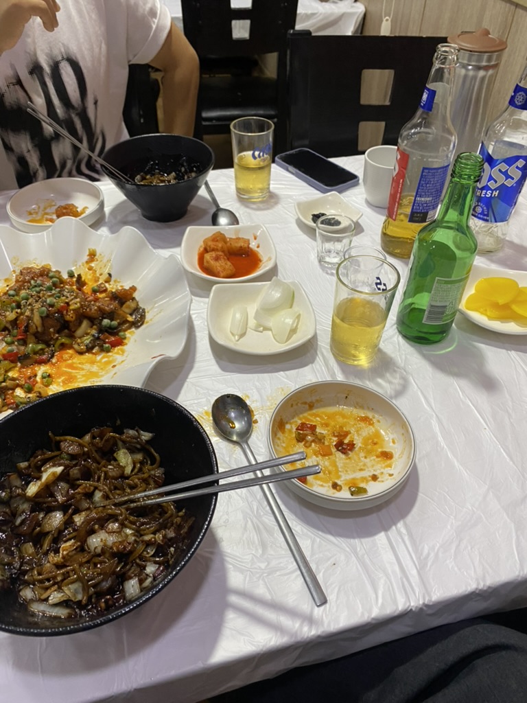 레드향에서 요리와 술을 곁들인 식사