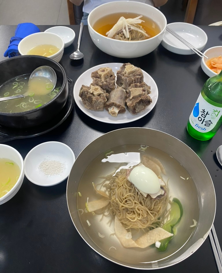 평양냉면과 피양냉면, 꼬리수육을 함께 주문한 상