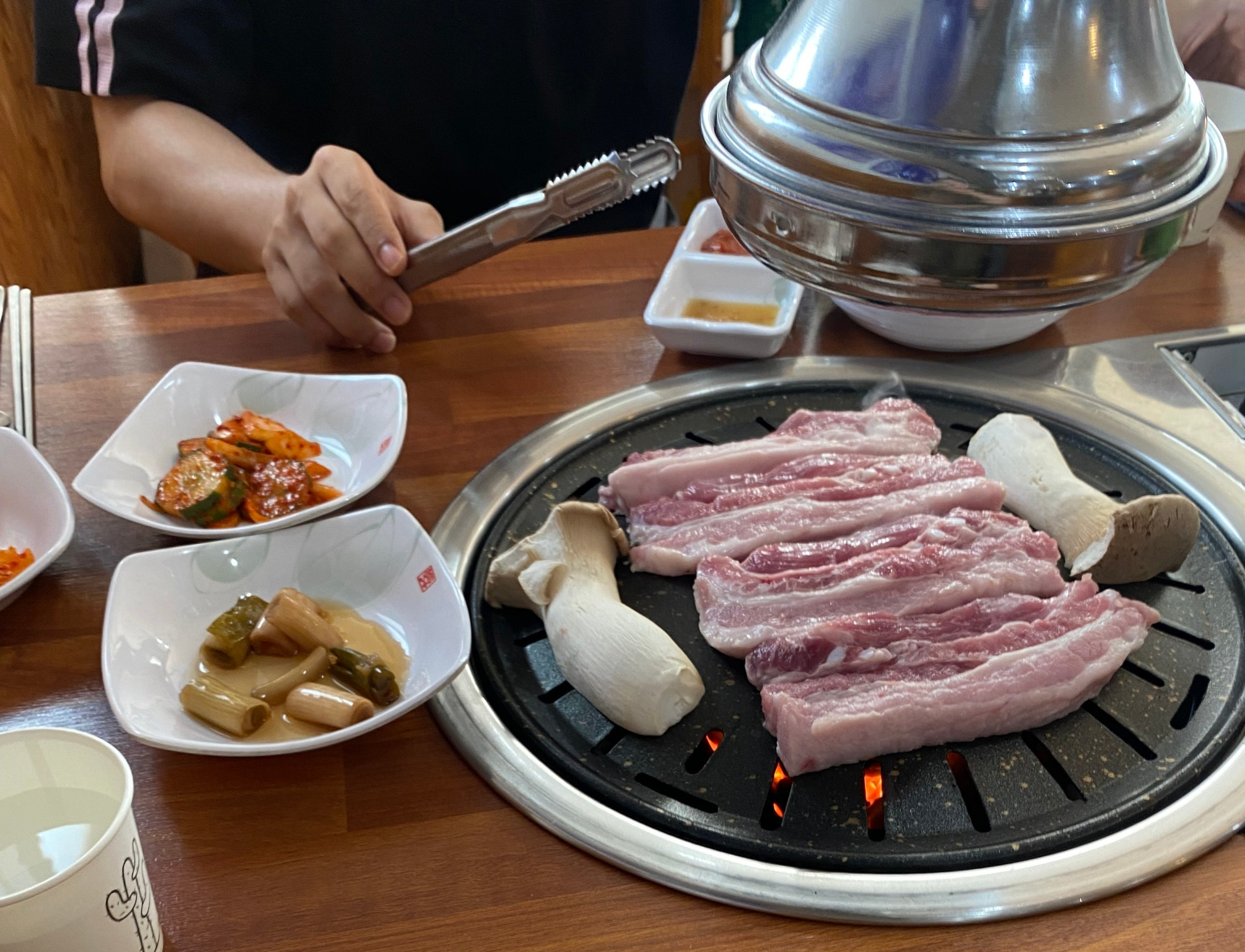 집게는 대기 중, 불판에는 튼실한 생삼겹살.