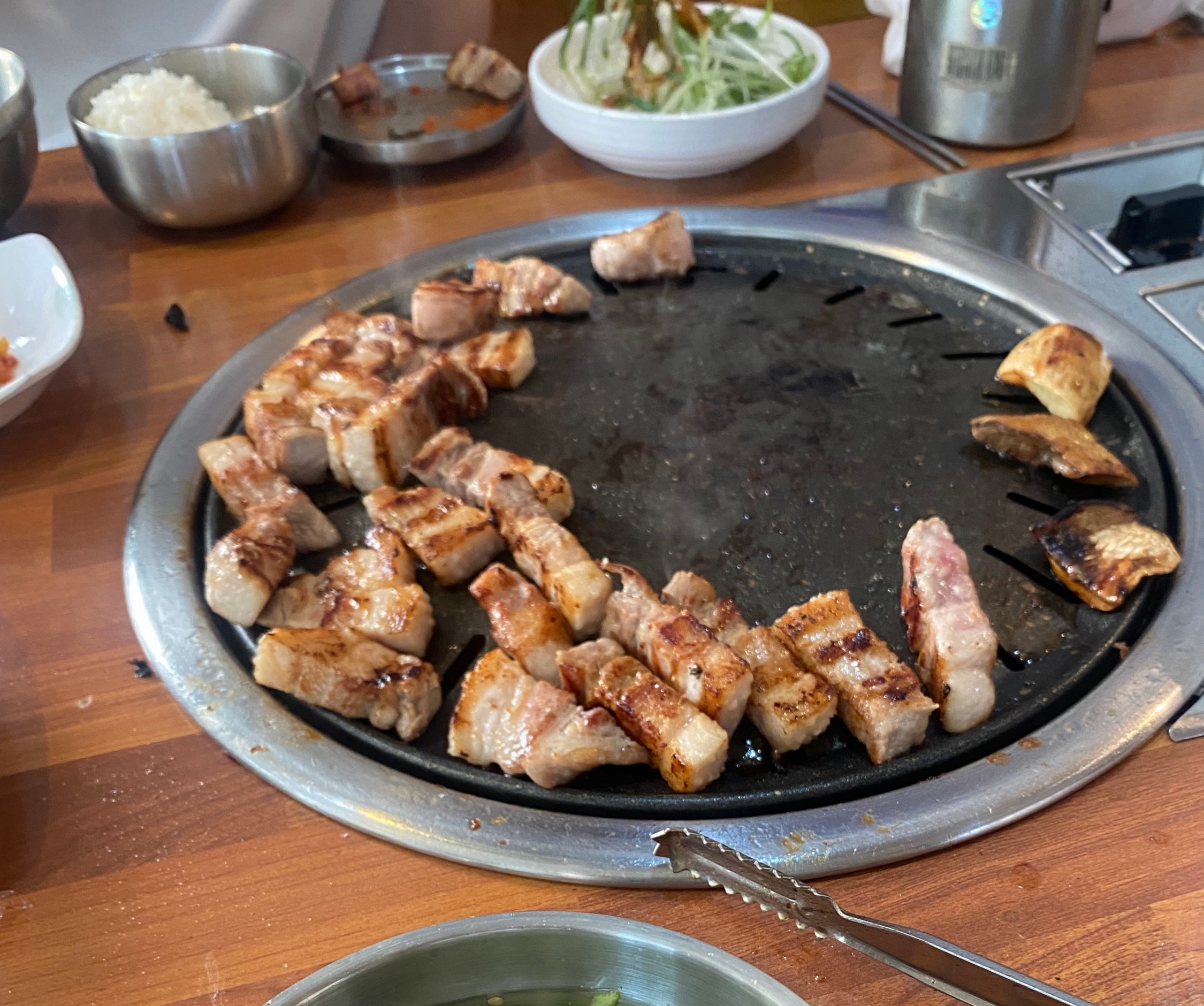 잘라 익힌 삼겹살의 도톰한 단면.