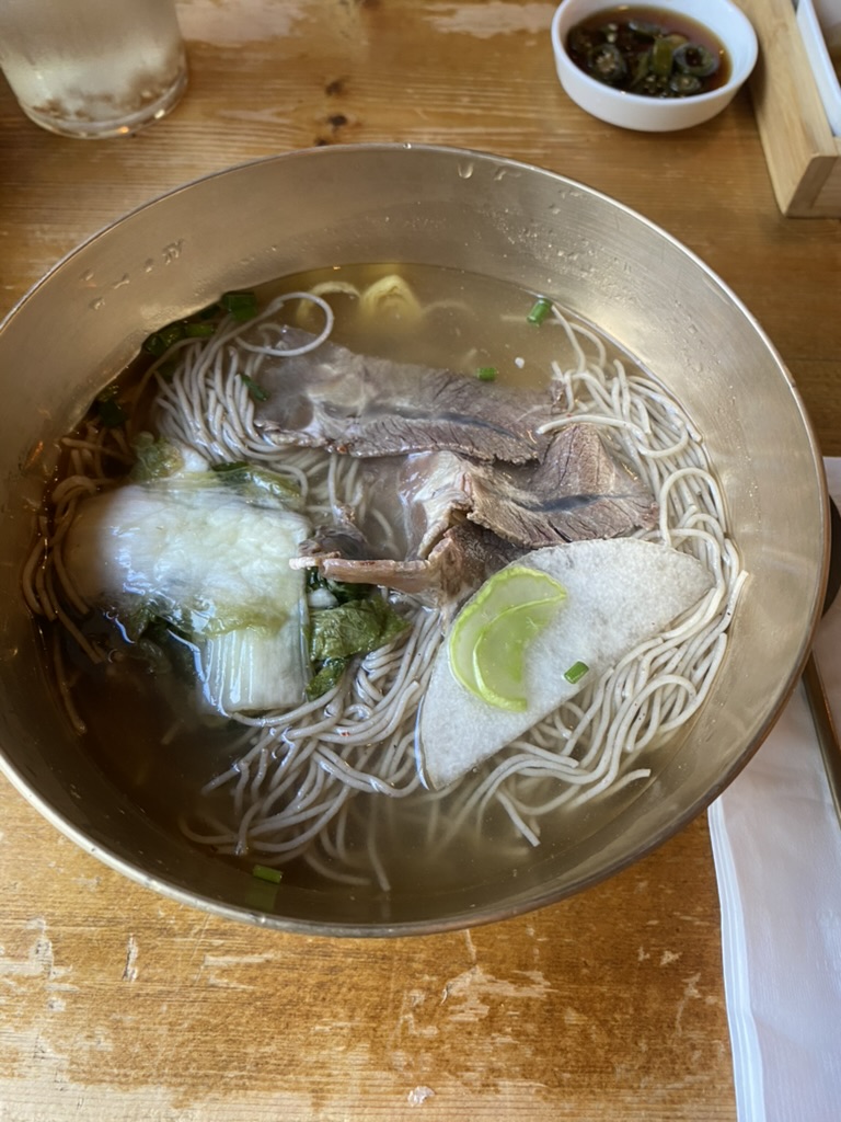 얇은 메밀면을 풀어 놓은 냉면