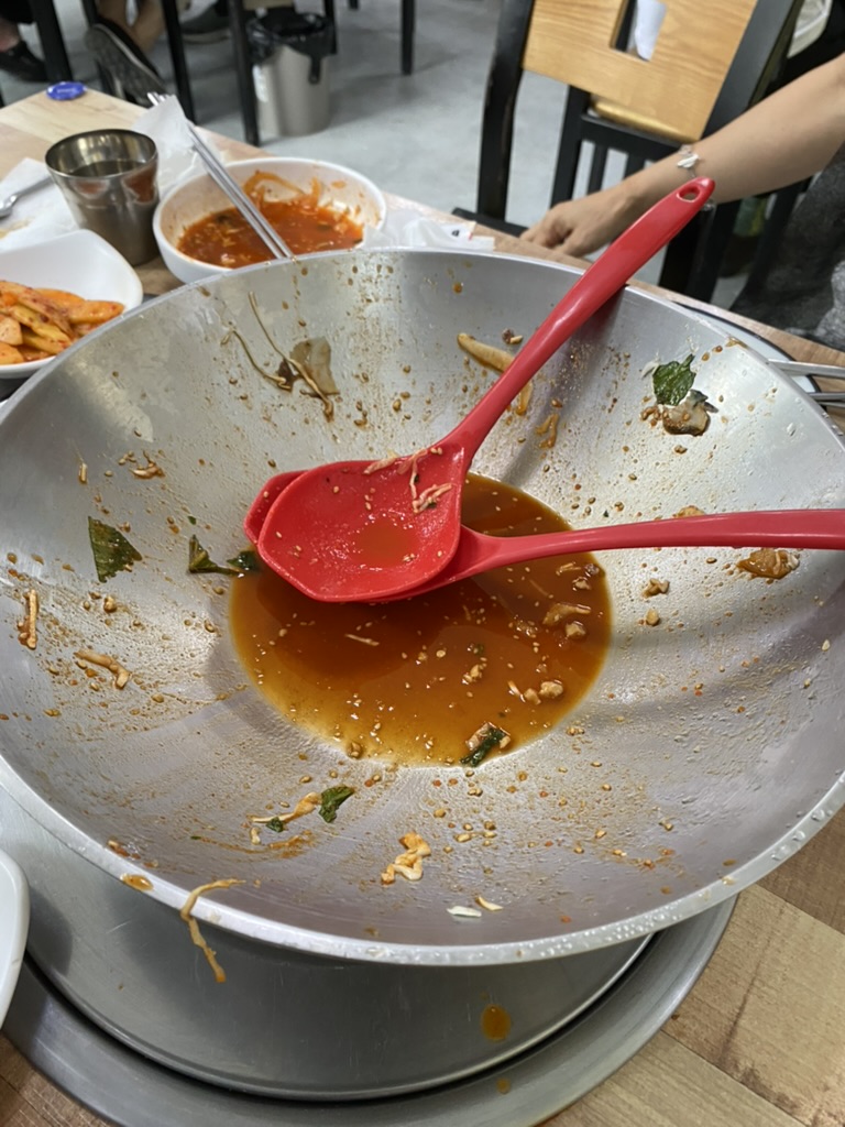 먹고 난 물회 그릇